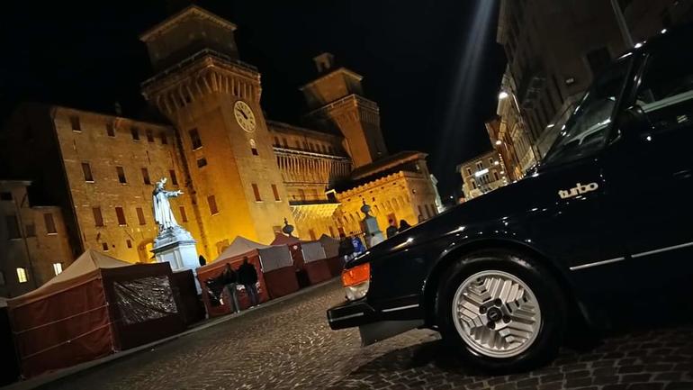 Saab 900 Turbo 8 valvole in notturna a Ferrara